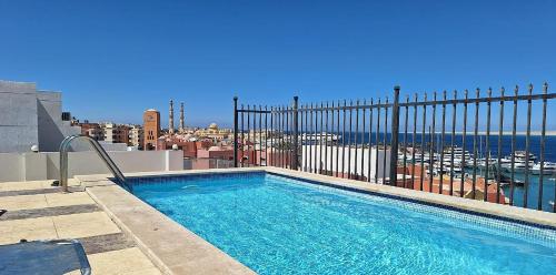 CENTRIC FEMALE-ONLY SOFA BED & FREE ROOFTOP POOl, Hurghada