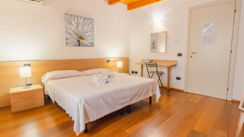 Double Room image 3