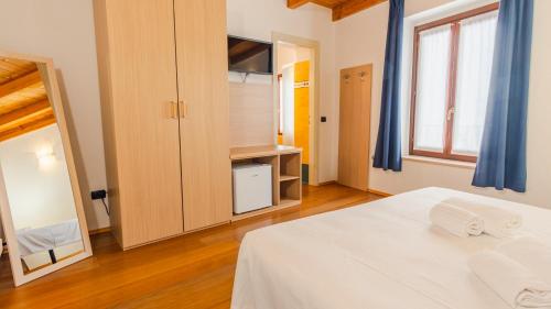 Double Room image 6