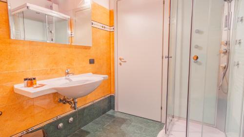 Double Room with Balcony image 6