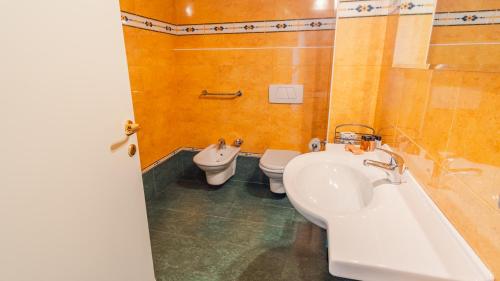 Double Room with Balcony image 5