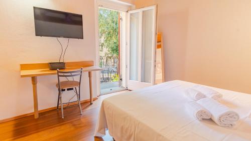 Double Room with Balcony image 7