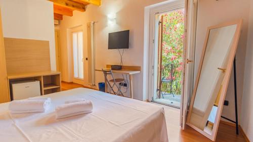 Double Room with Balcony image 4