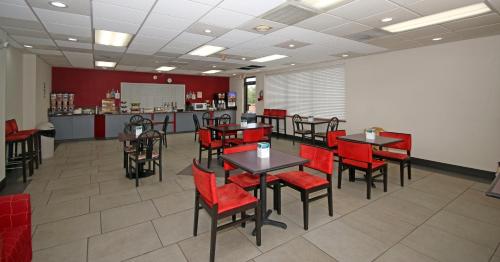Econo Lodge Inn And Suites - Pilot Mountain - image 10