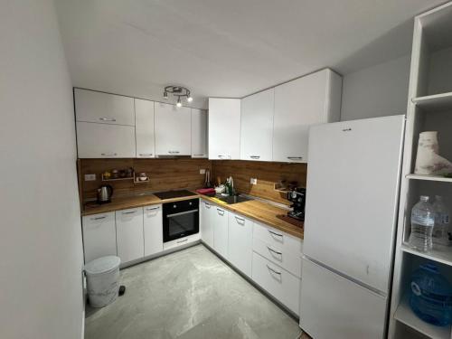 One-Bedroom Apartment image 3