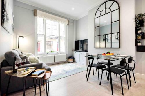 Bright and Modern Bayswater Apartment, London
