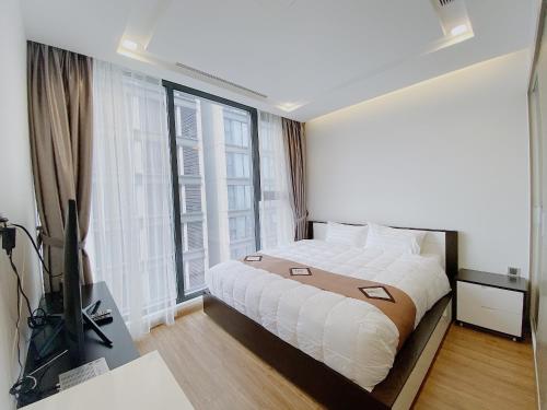 One-Bedroom Apartment image 2