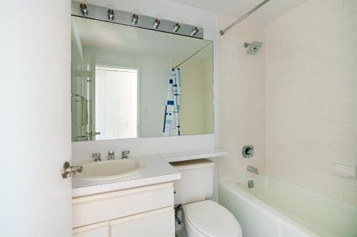Contemporary 2 Bed 2 Bath Apt Bright and Sunny, New York (photo 3)