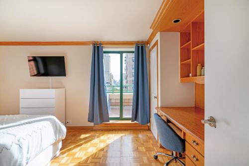 Contemporary 2 Bed 2 Bath Apt Bright and Sunny, New York (photo 10)
