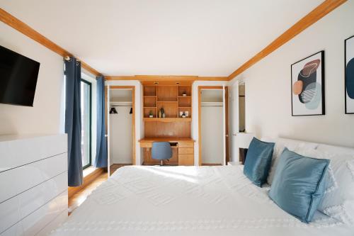 Contemporary 2 Bed 2 Bath Apt Bright and Sunny - image 3