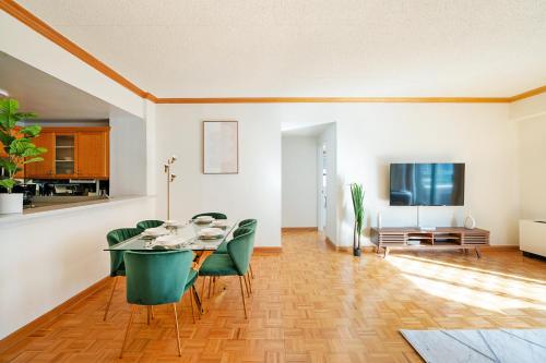 Contemporary 2 Bed 2 Bath Apt Bright and Sunny - image 2