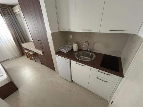 Studio (2 Adults) image 8