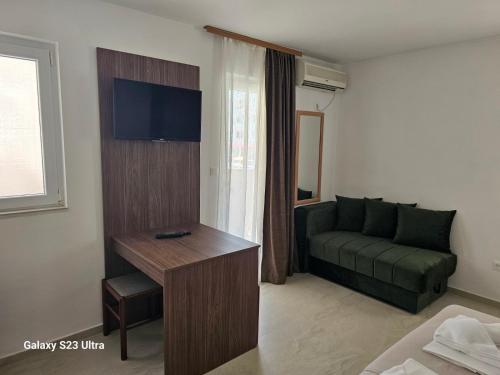 Studio (3 Adults) image 6
