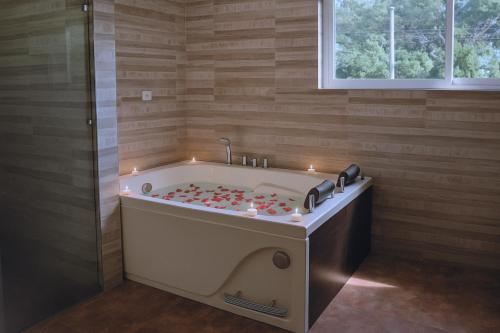 Hot tub, Luxurious Country House in Cerritos