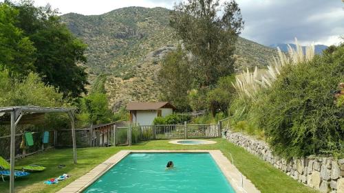 Peldbaseins, Gran Casa y Parcela de Campo y Montaña a 90 minutos de Santiago (Gran Casa y Parcela de Campo y Montana a 90 minutos de Santiago) in San Estebana
