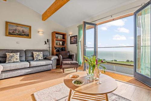House 42, Looe (photo 2)