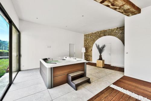 Villa Molinant, évasion en Pierres Dorées (Villa Molinant, evasion en Pierres Dorees) in Bagnols