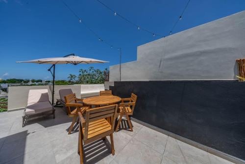 Two Level Penthouse w Rooftop Pool and Sunset - image 5