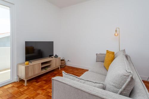 Sala de estar/TV partilhada, BeGuest Sunny Vibes Cascais Apartment in Bairro de São José