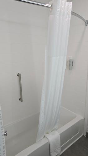 Hampton Inn & Suites Chicago Deer Park - image 11