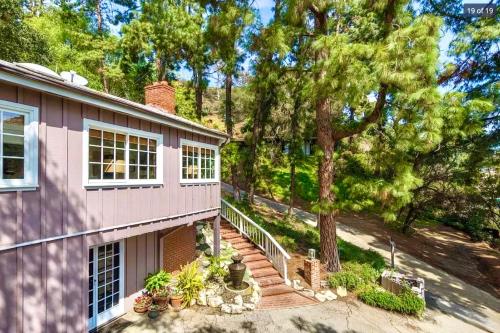 Hollywood Hills Spa Retreat Oasis with Tree Top Views, Private Jacuzzi Style Tub, Steam Room, Magical Half Acre Acre Garden and Patio, Free Parking for 2 cars, in LA's most Serene, Central Desirable Area, Los Angeles (fotografie 2)