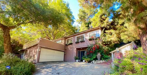 Hollywood Hills Spa Retreat Oasis with Tree Top Views, Private Jacuzzi Style Tub, Steam Room, Magical Half Acre Acre Garden and Patio, Free Parking for 2 cars, in LA's most Serene, Central Desirable Area, Los Angeles (fotografie 6)