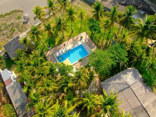 Mangomar Beach House in Acachapa