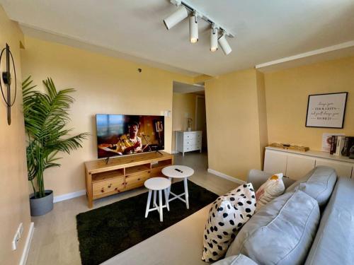 Two Bedroom with Balcony by The Bali Corner at Azure North , POOL and BEACH VIEW - unit with Bathtub, San Fernando
