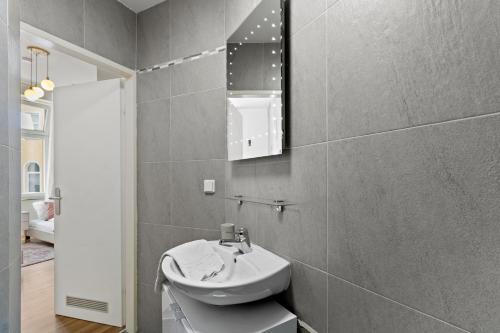 Zuhanyzó, Elegant Room Near Prater & City Center in 02. kerület - Lipótváros