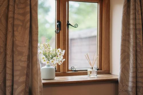 The Old Mill at Barnacre - Cosy cottage with private hot tub & pool access