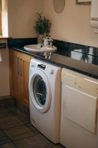 The Old Mill at Barnacre - Cosy cottage with private hot tub & pool access