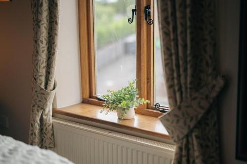 The Old Mill at Barnacre - Cosy cottage with private hot tub & pool access