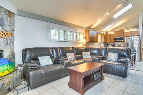 4 Mi to Beach Sunny Seminole Home with Pool in 사라소타 브래든턴 국제공항