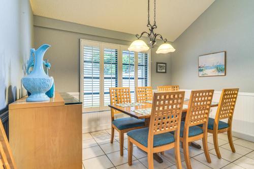 4 Mi to Beach Sunny Seminole Home with Pool in 사라소타 브래든턴 국제공항