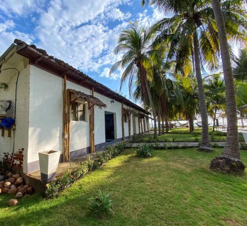 Mangomar Beach House in Acachapa