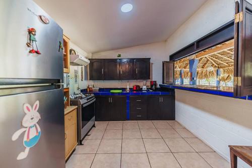 Mangomar Beach House in Acachapa