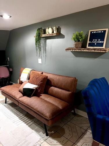Chicago-Pilsen Boho apartment with Free parking - Unit C in Lower West Side