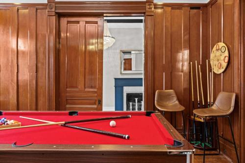 Historic 3-BR Downtown Bourbon Getaway - image 3