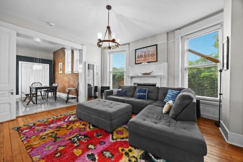 Historic 3-BR Downtown Bourbon Getaway - image 2