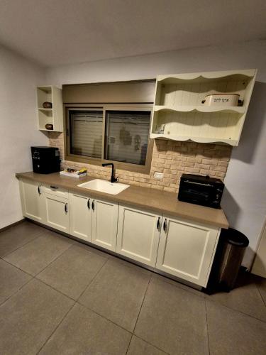 אורי בגליל, Kiryat Shemona (foto 9)