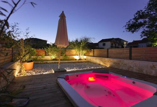 Villa Lojena, luxury studio with Jacuzzi id 112, Murter
