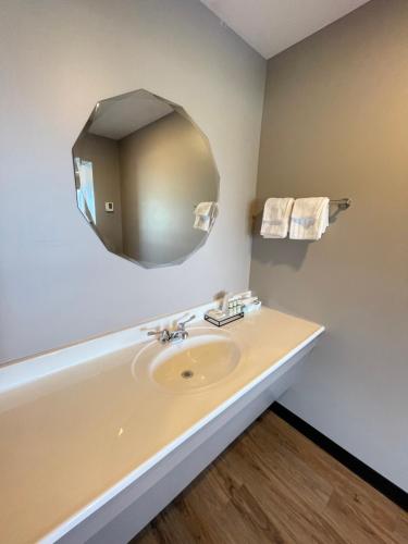 Four Seasons Inn - image 5