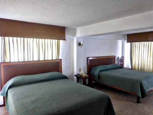 2 queen beds