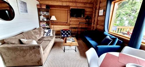 The Beach House Texada - Waterfront Cabin in Gillies Bay, Canada