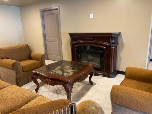 Four Seasons Inn - image 2