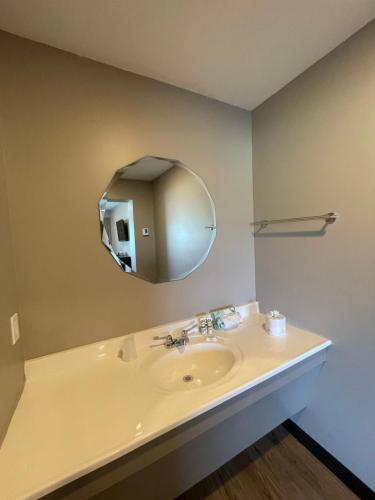 Four Seasons Inn - image 7