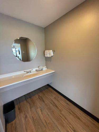 Four Seasons Inn - image 3
