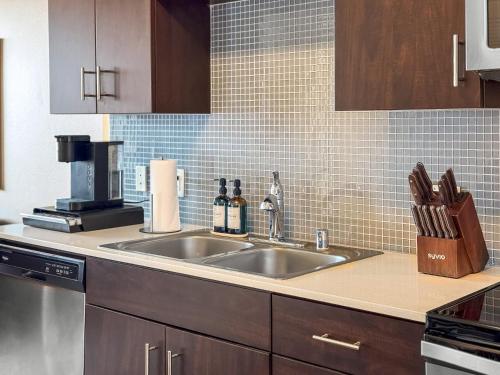 Stylish Mid-Wilshire Apt, Free Parking, Gucci Art, 10mins to Cedars, Los Angeles (fotografie 6)