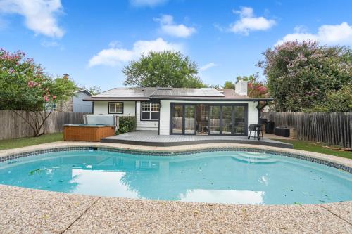 Pool House - Hot tub - Close to DT- Airport -Lounge - Austin