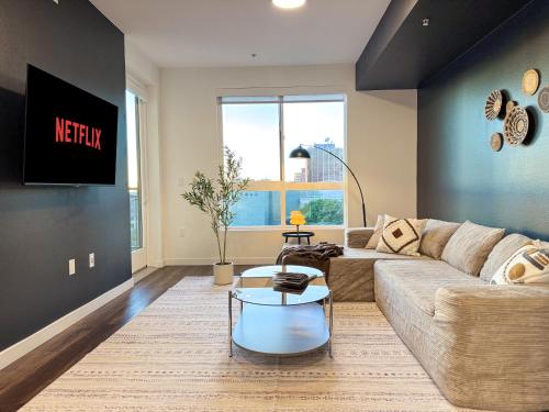Modern Hollywood Retreat, Free Parking, Large Sofa, Smart TV, Netflix 10mins to Universal Studios